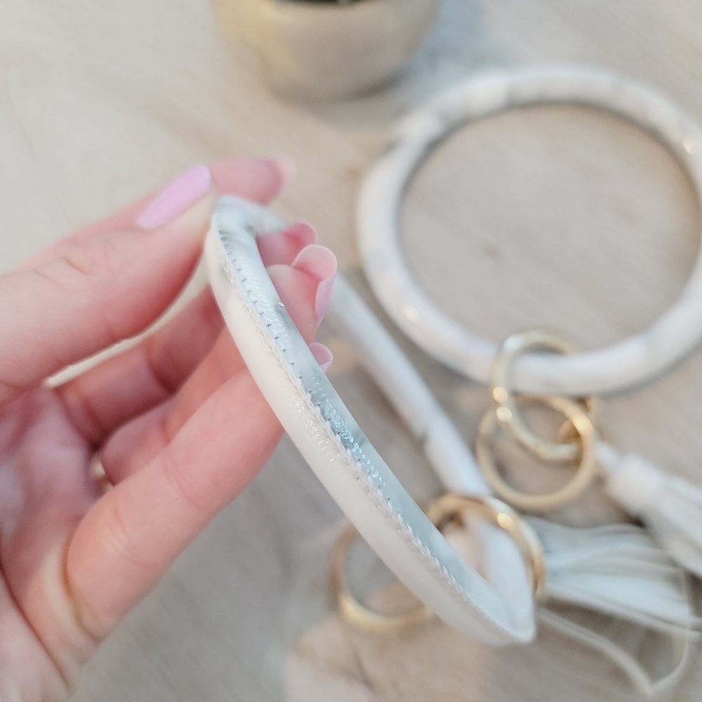 💕 NWOT Set of 2 Wristlet Bracelet Key Chain in White - Picture 4 of 13
